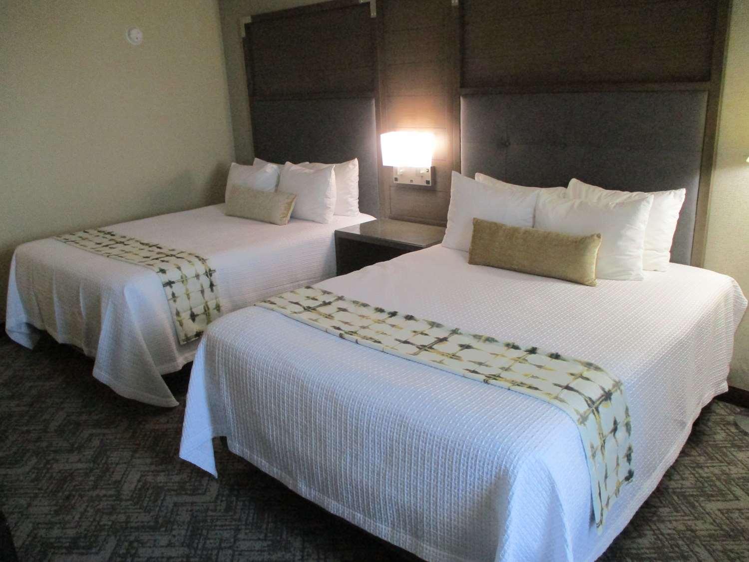 Best Western Plus Kansas City Sports Complex Hotel Exterior photo