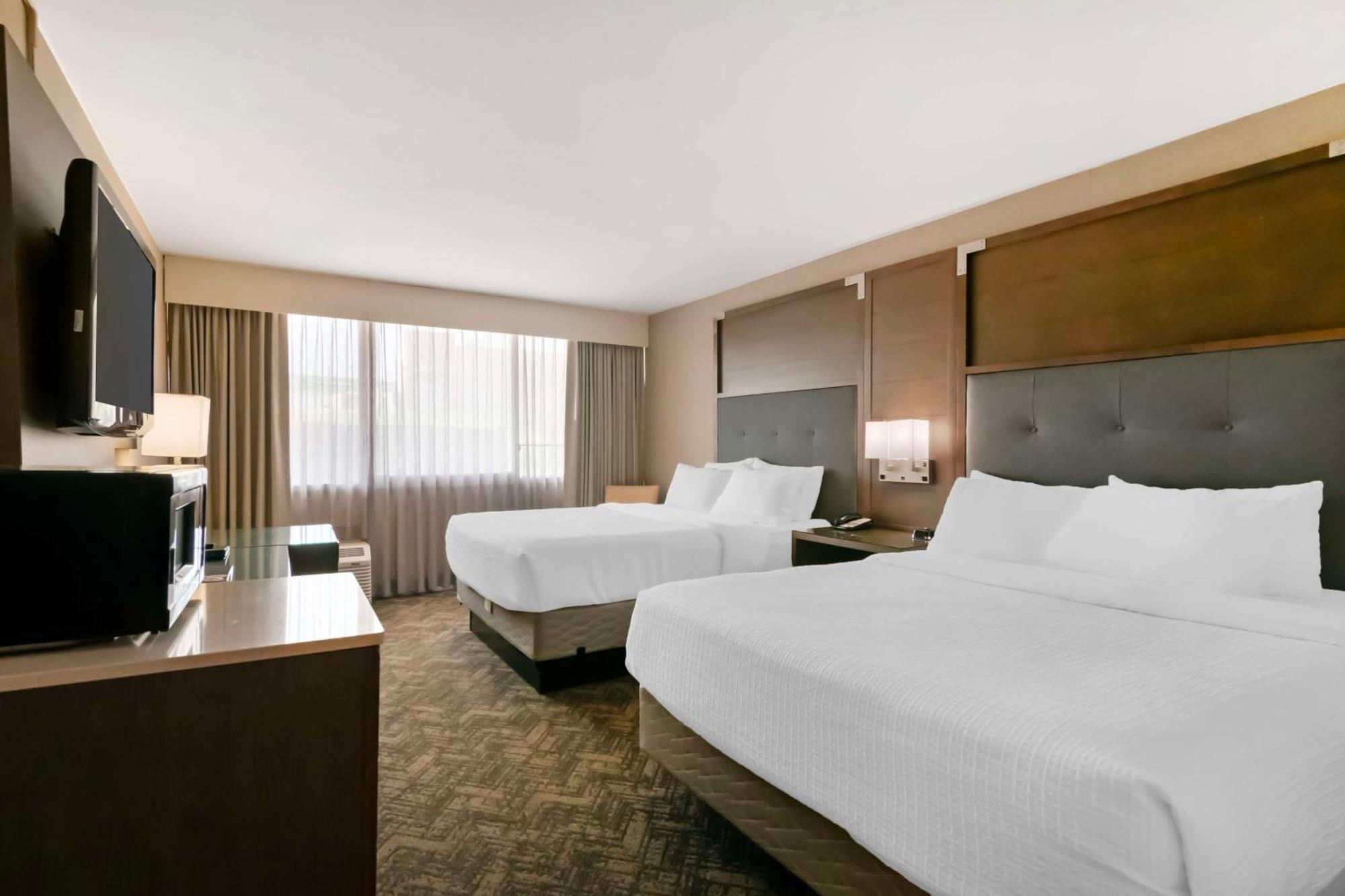 Best Western Plus Kansas City Sports Complex Hotel Exterior photo