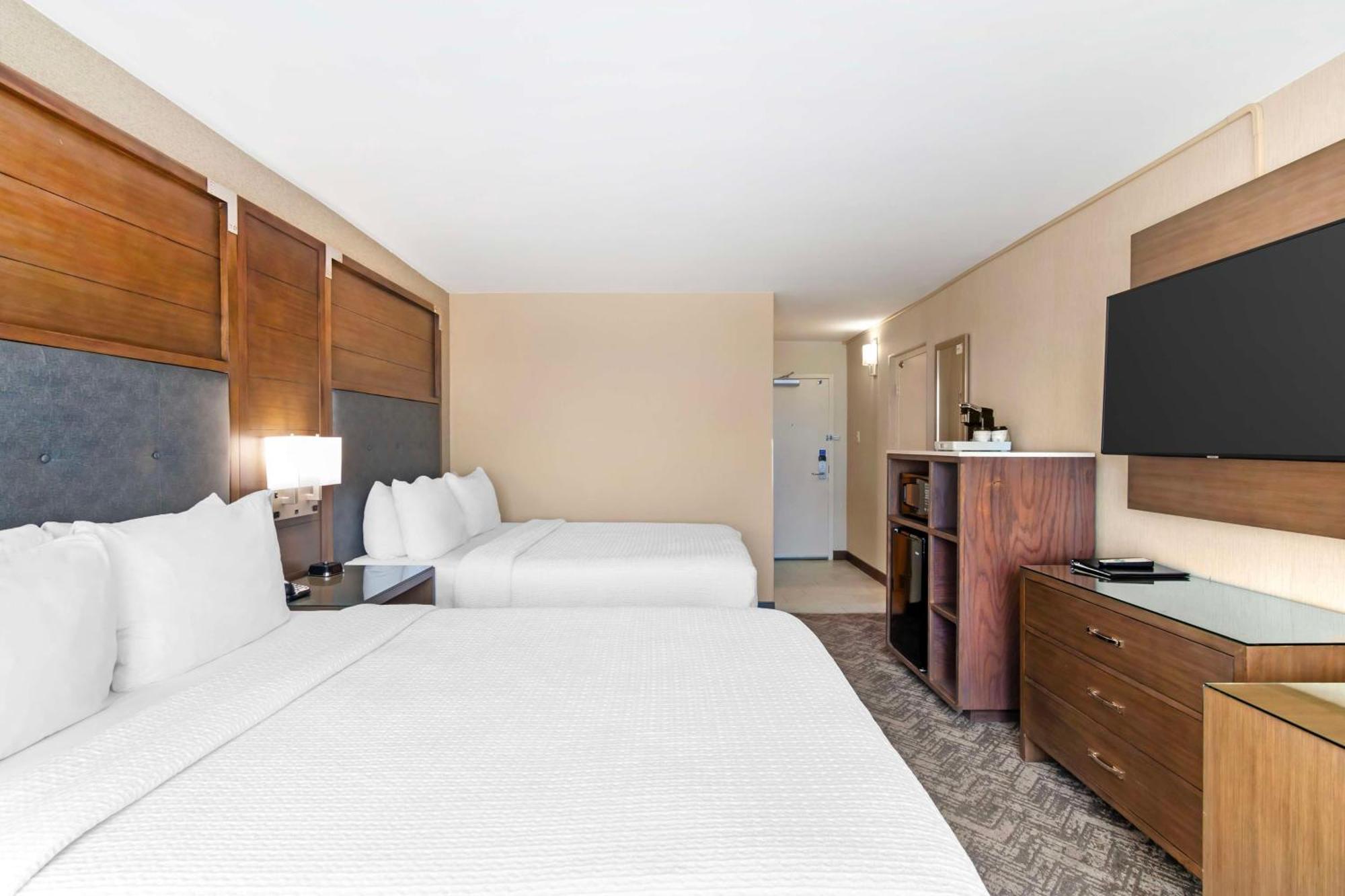 Best Western Plus Kansas City Sports Complex Hotel Exterior photo